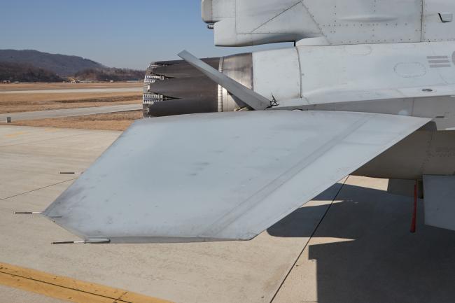 명칭 : 수평 꼬리 날개 (Horizontal Stabilizer) 기능 : 항공기 자세 유지 (Pitching 기동시)