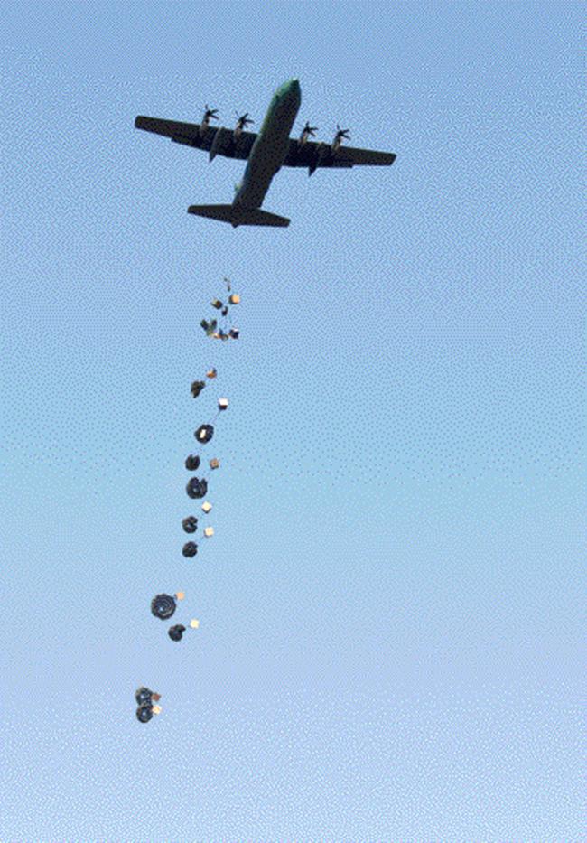 
공군5공중기동비행단 C-130 수송기가 합동 화물투하훈련을 진행하며 작전지역에 화물의장을 투하하고 있다.   양동욱 기자