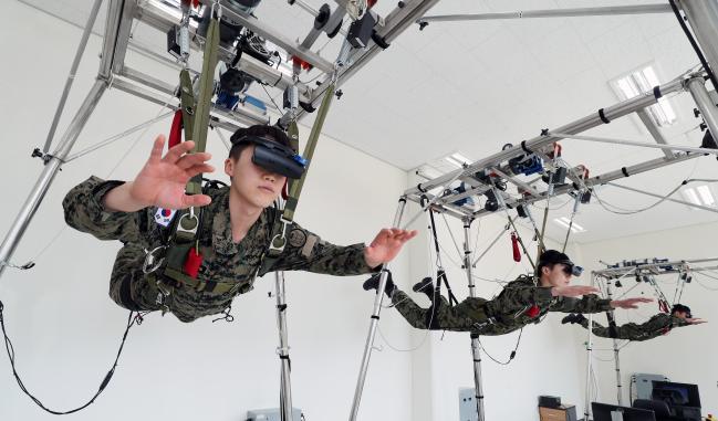 지난 20일 ‘육군특수전사령부 고공센터’에서 특전 장병들이 가상현실(VR) 기술을 기반으로 한 ‘고공 강하 조종술 시뮬레이터’ 훈련을 하고 있다. 특전사는 코로나19 상황 이후 이와 같은 주둔지 내 교육훈련을 한층 강화하고 있다.    한재호 기자