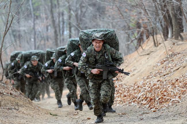 특전사 비호부대 장병들이 20㎏ 군장을 착용하고 무장 뜀걸음을 하고 있다.