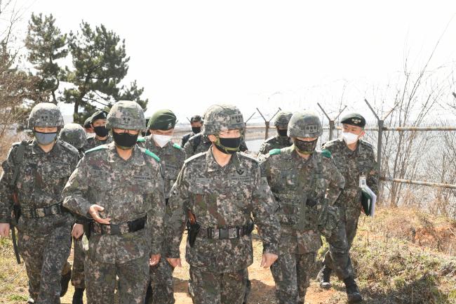 지난 20일 서욱(앞줄 가운데) 육군참모총장이 수도방위사령부 예하 방공진지를 찾아 경계작전 현장을 점검하고 있다.  육군 제공