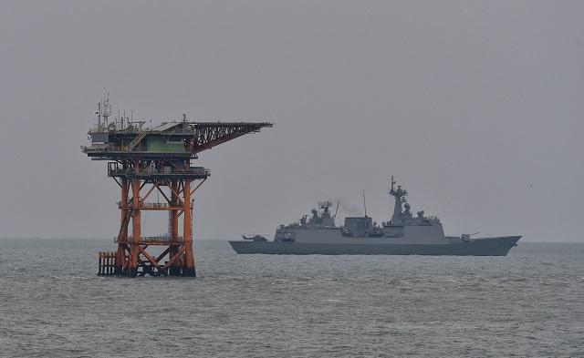 대한민국 해군의 이지스구축함이 이어도 해양과학기지 근해를 항해하고 있다. 국방일보DB.