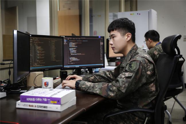 코로나19 관련 정보제공 사이트를 개발한 국군지휘통신사령부 이무열 일병이 소프트웨어 개발 임무를 수행하고 있다. 부대 제공
