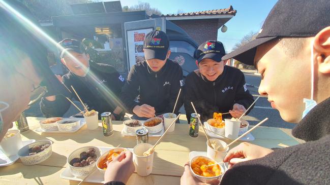 푸드트럭 음식을 맛있게 즐기고 있는 육군수도군단 예하 통신단 장병들. 부대 제공 