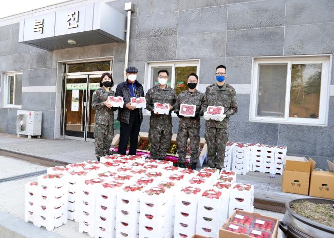 육군7군단 간부들이 지역 농민 서영준(왼쪽 둘째) 씨에게 구매한 딸기를 들어 보이고 있다. 왼쪽부터 김소희 상사, 서씨, 김병진·김경호 중사, 정병철 일병.    부대 제공