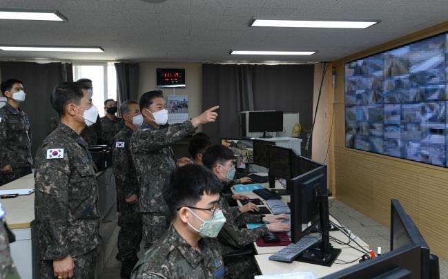 원인철(왼쪽 둘째) 공군참모총장이 24일 공군 서울기지 군사대비태세 현장점검에 나서 군사경찰대대 CCTV 통제소를 방문해 기지경계태세를 확인하고 있다.  공군 제공