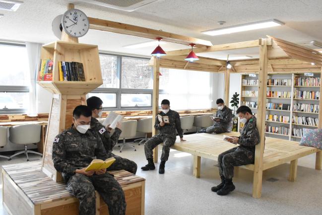 육군12사단 향로봉대대 장병들이 다양한 편의 시설을 갖춘 병영도서관에서 책을 읽고 있다.  부대 제공