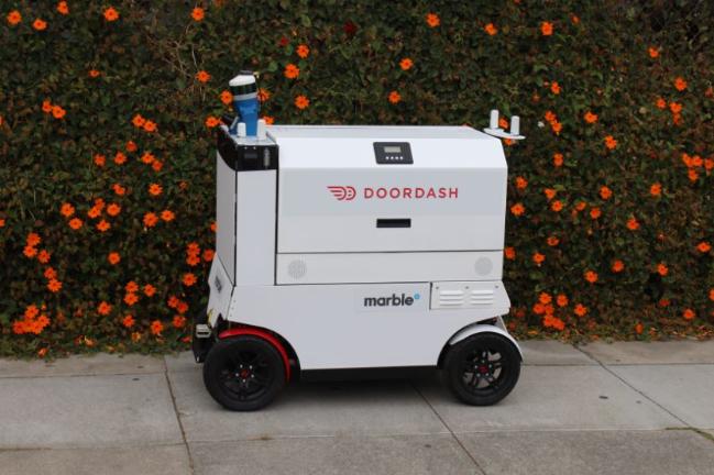 도어대시의 배달 로봇. 아주 짧은 거리의 경우는 이 로봇이 배달한다.도어대시 제공