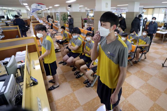 지난 2월 서울 영등포구 서울지방병무청에서 열린 ‘2020년도 첫 병역판정검사’에서 한 입영대상자가 신체검사를 받는 모습.  국방일보 DB