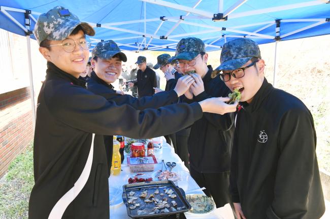 공군1방공유도탄여단이 지난 1일부터 오는 14일까지 삼겹살 데이 행사를 진행 중인 가운데 장병들이 선·후임 간 음식을 나누며 즐거운 시간을 보내고 있다.  사진 제공=이성우 하사