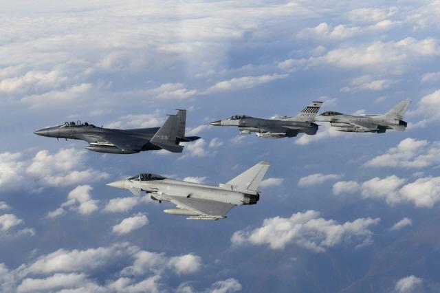 US and Republic of Korea F-16s conduct joint exercise
사진: Chief Master Sgt. Kim, Kyeong Ryul, Republic of Korea air force
*https://www.afspc.af.mil/News/Photos/igphoto/2001665195/mediaid/1549615/