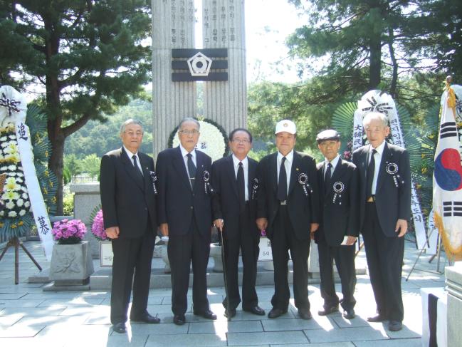 1950년 7월부터 12월까지 현지임관한 2600여 명이 결성한 ‘50동우회’ 회원들이 국립서울현충원에 세워진 추념비 앞에서 추모행사를 가진 뒤 기념사진을 찍고 있다. 대한민국 재향군인회 제공