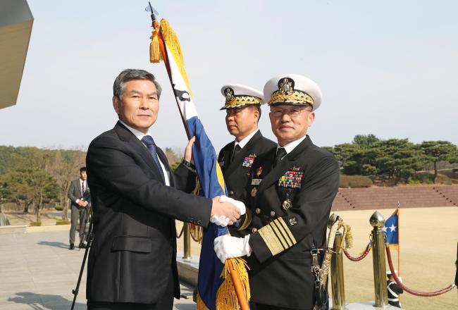 정경두 국방부 장관이 지난 10일 계룡대 대연병장에서 열린 제33·34대 해군참모총장 이·취임식에서 부석종 신임 총장에게 해군기를 이양하고 있다.  계룡=이경원 기자 