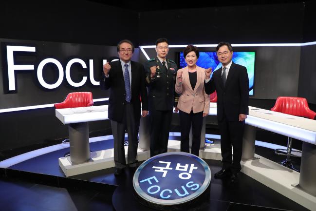 지난 7일 국방TV 국방포커스 ‘슬기로운 軍, 코로나19 대응 현황’ 녹화를 마친 후 출연진들이 기념 촬영을 하고 있다. 오른쪽부터 이남우 국방부 인사복지실장, 윤지원 상명대 국가안보학과 교수, 석웅 국군의무사령관, 유근영 국립암센터 명예교수. 