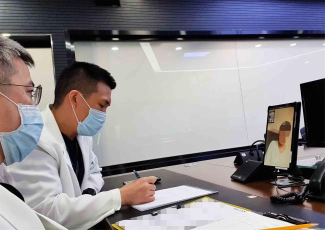 의무사 의료진이 사령부 내 의료종합상황센터에서 외국에 체류 중인 재외국민 확진 환자와 화상 의료상담을 하고 있다.  의무사 제공