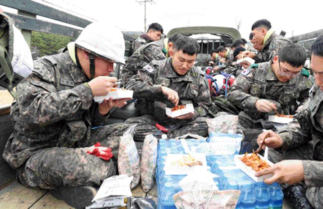 전투식량은 전장에서 전투원들이 쉽게 에너지를 공급받을 수 있는 주요 급식 수단이다. 우리 군도 최근 전투식량 개선의 중요성을 깨닫고 연구개발을 진행하고 있다. 사진은 지난해 4월 강원도 지역에서 발생한 대형 산불을 진화하기 위해 투입된 장병들이 전투식량으로 점심을 먹는 모습. 조용학 기자