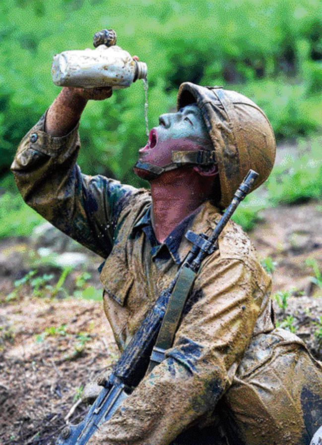 육군학생군사학교 학군사관 후보생(ROTC) 하계 입영훈련에 입소한 한 후보생이 수통의 물을 마시고 있다. 국방일보DB