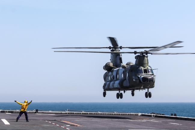 육군항공작전사령부 2항공여단 CH-47 헬기가 최근 남해 남형제도 일대 해상에서 해군과 합동으로 독도함 이·착함 훈련을 하고 있다. 
 부대 제공