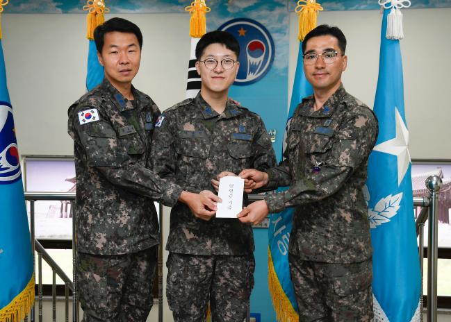 투병 중인 어머니에게 간을 이식한 뒤 최근 복귀한 공군10전투비행단 부품정비대대 이종헌(가운데) 중사에게 강규영(중령·왼쪽) 대대장과 이복기 단주임원사가 모금한 격려금을 전달하고 있다. 사진 제공=전호 하사