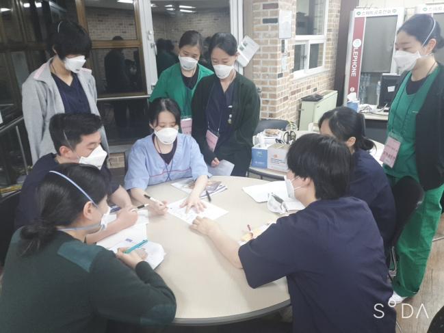 국군대구병원에서 장근창 소위를 비롯한 신임 간호장교들이 선배 간호장교로부터 의료지원 임무에 대한 설명을 듣고 있다.   해군 제공