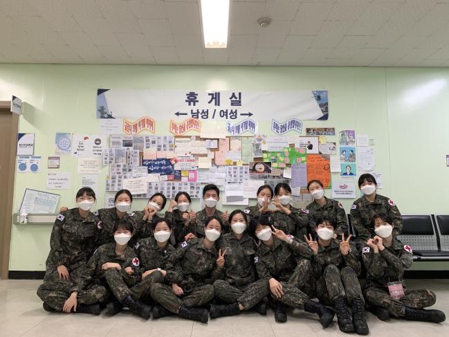 장근창(뒷줄 왼쪽 다섯째) 해군소위가 국군대구병원 휴게실 앞에서 동료 간호장교들과 기념사진을 찍고 있다.   해군 제공