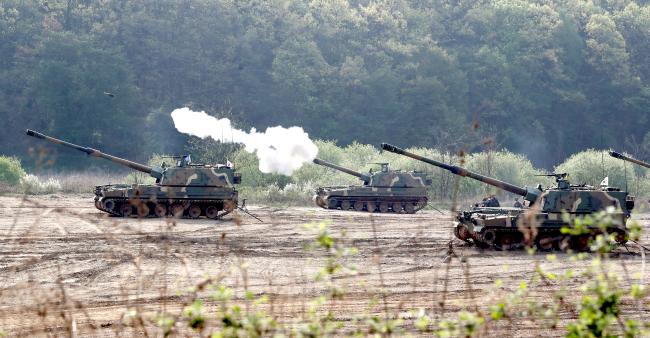 육군1포병여단 소속 K9 자주포가 4일 무건리훈련장에서 진행된 자주포 사격훈련에서 표적을 향해 포탄을 발사하고 있다.   양동욱 기자