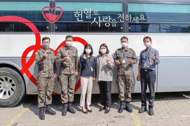 사랑의 헌혈운동에 동참한 육군학생군사학교 장병과 군무원들이 손하트를 보내고 있다.  부대 제공