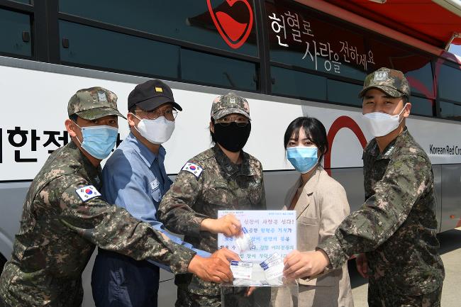 6일 헌혈을 마친 해군인천해역방어사령부 장병들이 헌혈증을 기부함에 넣고 있다.   부대 제공