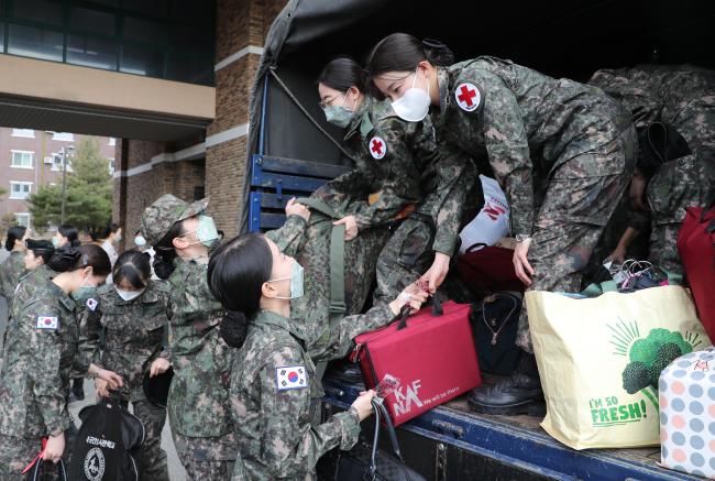 국군간호사관학교 60기 간호장교가 졸업·임관식을 마친 뒤 대구지역의 의료 지원을 위해 차량에 짐을 싣고 있다.   양동욱 기자