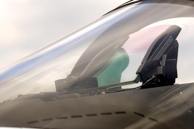 Head Up Display 전방석 계기 패널에 위치한 HUD는 조종사의 FOV(Field Of View)에 Stroke 기호의 형태로 무장의 투하 및 비행 정보를 가시적으로 시현한다.
