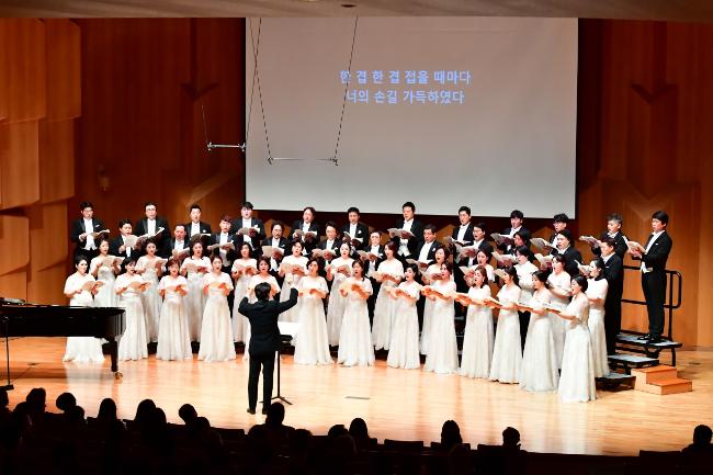 오는 15~16일 서울 명동예술극장에서 국립극장 창설 70주년 기념공연을 펼치는 국립합창단.  