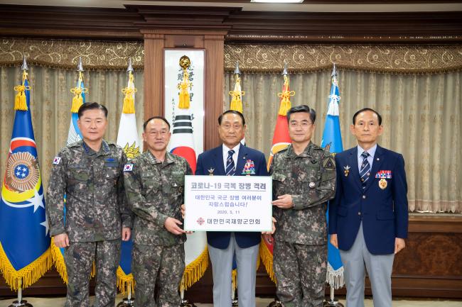김진호(가운데) 향군 회장과 김형수(맨 오른쪽) 국제협력실장이 11일 계룡대를 찾아 서욱(오른쪽 둘째) 육군참모총장, 부석종(왼쪽 둘째) 해군참모총장, 원인철 공군참모총장에게 격려금을 전달하고 있다.  향군 제공