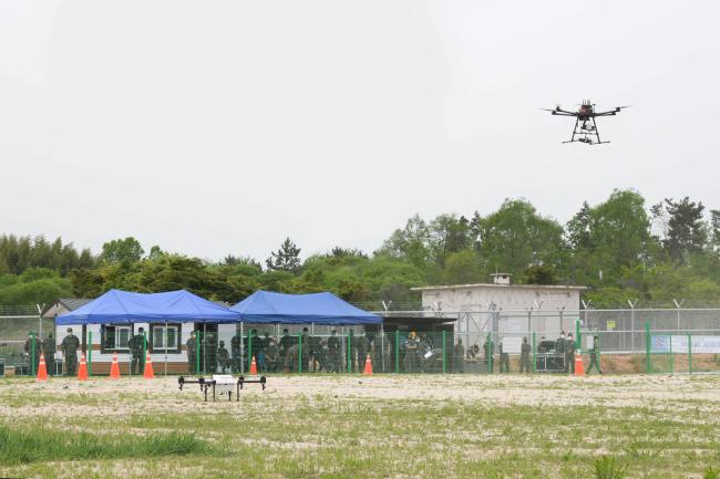 공군20전투비행단이 지난 15일 무인항공기시스템(UAS) 훈련장 개장식을 진행한 가운데 무인항공기가 화생방 탐측 시연을 선보이고 있다. 
 사진 제공=서복남 원사