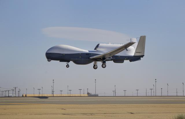 Nortrop Grumman's MQ-4C Triton is landing on the Point Mugu, Naval Air Base, Calif. USA
사진 : U.S. Navy, Alex Evers
*https://flickr.com/photos/56594044@N06/8803729338
