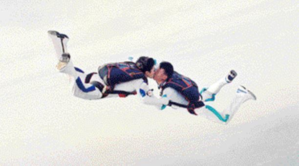 21일 부부의 날을 맞아 육군특수전사령부 천마부대 군인 부부들의 이색 사연이 화제가 되고 있다. 사진은 김임수(오른쪽)·박철순 원사 부부가 지난 1999년 국군 최초 고공강하 결혼식 당시 하늘에서 입을 맞추는 모습.  육군 제공
