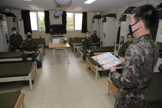 육군2작전사령부가 휴가 장병을 대상으로 군내 감염병 유입 차단을 위한 휴가 전·중·후 3중 확인 체계를 강도 높게 적용 중이다. 사진은 휴가 전 생활방역 준수 사항을 교육받고, 휴가 중 ‘우리건강지킴이’ 앱으로 자가 건강 진단 정보를 입력하며, 휴가 복귀 시 위병소 앞에서 발열 여부를 확인받는 장병들의 모습(왼쪽부터).  부대 제공
