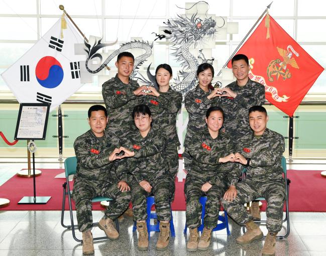 해병대6여단에서 함께 근무하는 이용수·김소이 중사 부부, 손지혜·박강호 중사 부부, 노우청 상사(진)·김진하 중사 부부, 유지은 상사(진)·변경록 상사 부부(왼쪽 위부터 시계방향). 