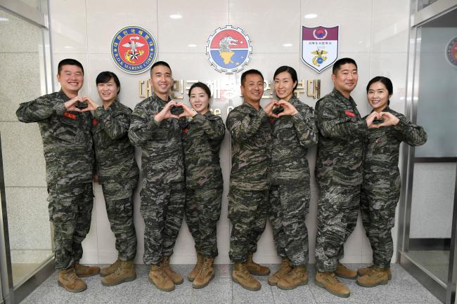 해병대연평부대에서 함께 근무하는 신봉수·이선정 소령 부부, 옥기원·이고은 대위 부부, 김은국 상사·김희은 중사 부부, 오재근·김보미 소령 부부(왼쪽부터). 