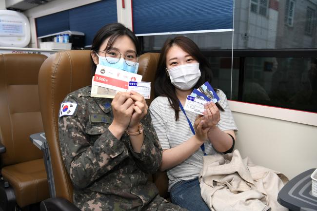 공군19전투비행단이 지난 18일부터 22일까지 사랑의 헌혈 운동을 진행한 가운데 헌혈을 마친 간부들이 헌혈증을 들어보이며 밝게 웃고 있다.  사진 제공=지준오 중사