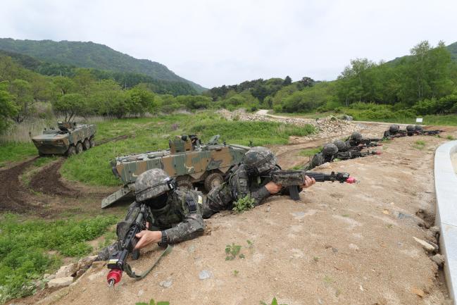 지난 25일 육군과학화전투훈련단에서 아미타이거 4.0 전투실험이 진행된 가운데 25사단 만월봉대대 장병들이 작전종결을 위해 K808 차륜형 장갑차에서 하차한 뒤 주위를 경계하고 있다. 