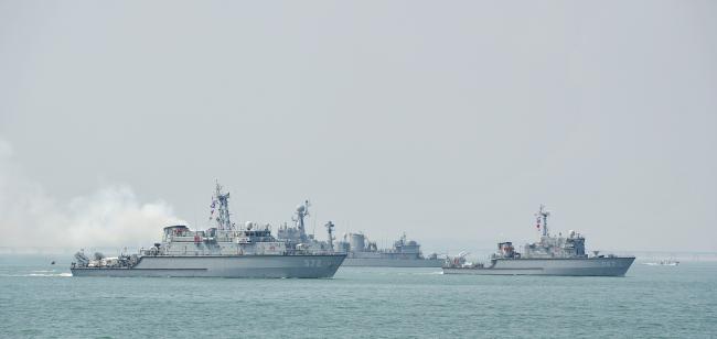 기뢰탐색소해함 옹진함(맨 왼쪽)과 기뢰탐색함 김화함(맨 오른쪽)이 해상 전술기동을 펼치고 있다.  해군 제공
