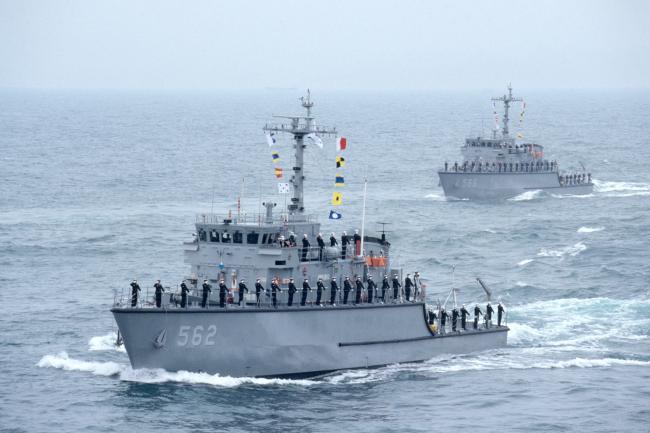기뢰탐색함 강진함(앞)과 고창함이 해상 전술기동을 펼치던 중 대함경례를 하고 있다.  해군 제공