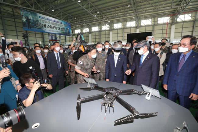 국방부가 9일 공군20전투비행단에서 개최한 ‘지능형 스마트 비행단 구축 체계 시연 및 점검 행사’에 참석한 정경두(앞줄 오른쪽 둘째) 국방부 장관과 최기영(오른쪽 셋째) 과학기술정보통신부 장관이 국민소통전문가단 윤은기(맨 오른쪽) 한국협업진흥협회장과 함께 5G 기반 증강현실 지휘통제 플랫폼을 체험하고 있다.    조종원 기자