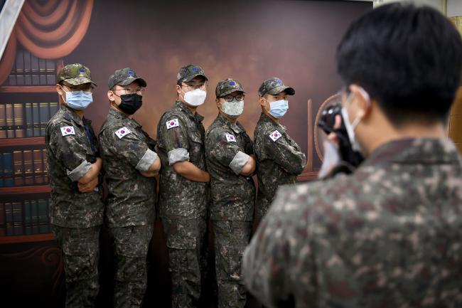 공군19전투비행단 장병들이 부대에서 운영하는 ‘은성 전우사진관’을 찾아 ‘우정 사진’을 찍기 위해 포즈를 취하고 있다. 
 사진 제공=이신실 하사