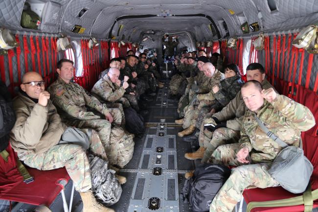 한미연합사단 전입 장병들이 지난 1월 21일부터 진행된 전입간부교육(WLC·Warrior Leaders Conference) 중 예하부대 방문을 위해 헬기에 탑승해 있다.  부대 제공