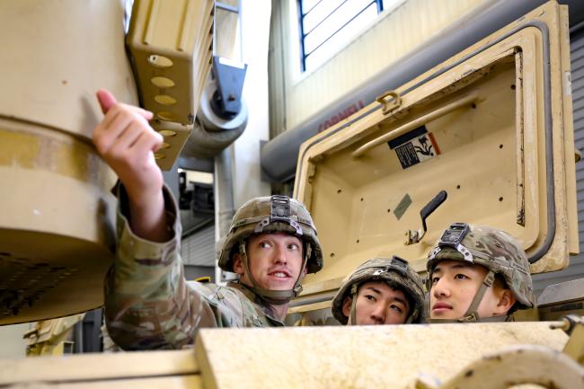 육군사관학교 생도들이 지난 1월 21일부터 진행된 인턴십 프로그램 중 미측 장병으로부터 설명을 듣고 있다.  부대 제공