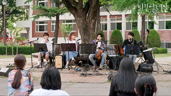 코로나19의 공습으로 힘든 시간을 보내고 있는 대한민국 국민에게 음악으로 위로를 전하는 예능프로그램 <비긴 어게인-코리아>의 방송 장면.  사진=JTBC