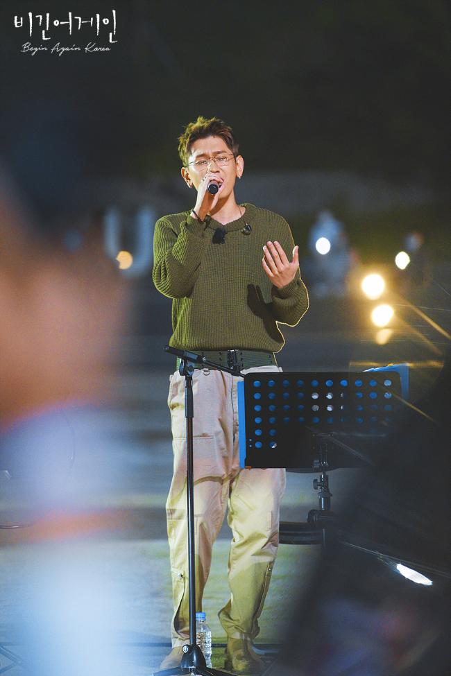 대구시민들 앞에서 열창하는 크러쉬. 사진=JTBC
