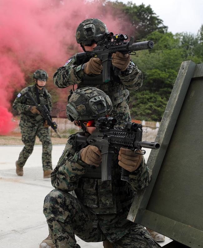 지난해 6월 남수단 파병을 앞둔 한빛부대 장병들이 워리어플랫폼을 착용한 채 훈련하는 모습. 이들 역시 무전기 등을 통해 지휘소와 교신하며 전장 상황을 공유했다. 양동욱 기자