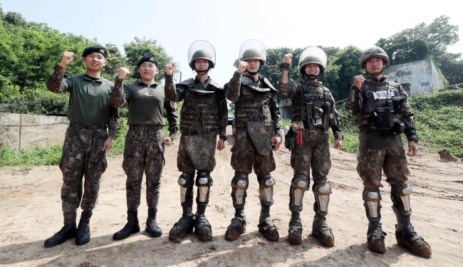 육군51사단 지뢰제거작전에서 투철한 군인정신을 발휘하고 있는 공병대대 장병들. 왼쪽부터 최성욱·조훈·이승욱·서영우 일병, 박성용 하사, 맹주형 대위.